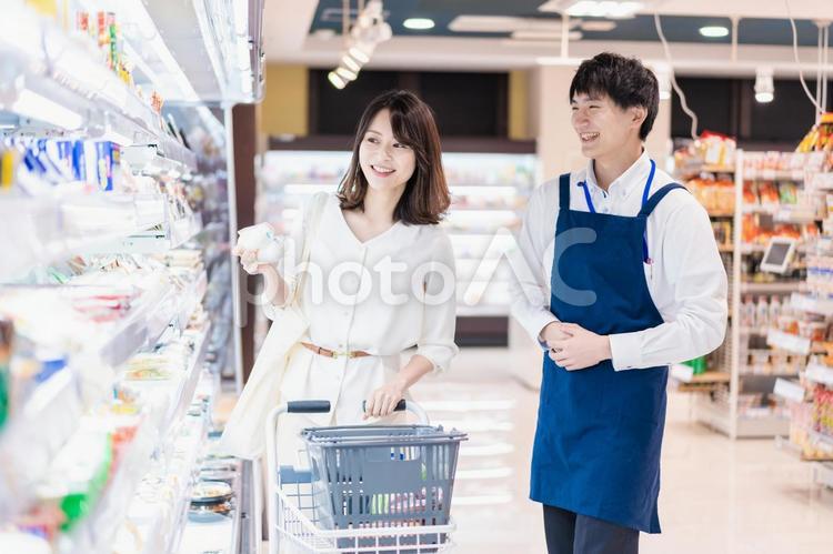 お客様と会話をするスーパーのスタッフ おススメ,値引き,日本人の写真素材
