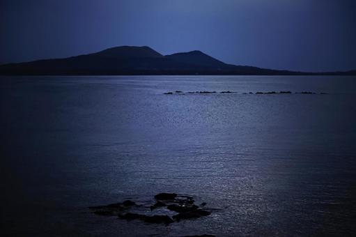 <五島風景>富江から眺める夜明け前の鬼岳 <五島風景>富江から眺める夜明け前の鬼岳の写真