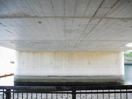 コンクリートの橋脚 コンクリートの橋脚 橋脚,橋,橋の下の写真素材