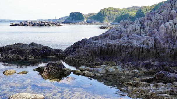 長崎県壱岐市の柱状節理の岩が見える海岸 長崎県壱岐市の柱状節理の岩が見える海岸の写真