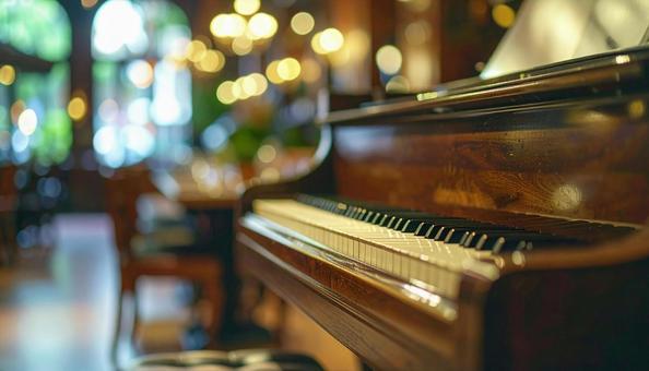 ピアノが置かれたカフェ店内の写真