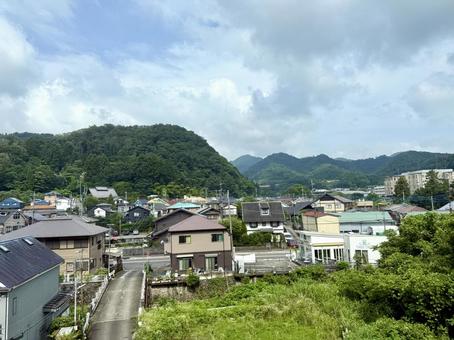 電車の窓から見た高尾山の麓の町並み 田園,駅,雲の写真素材