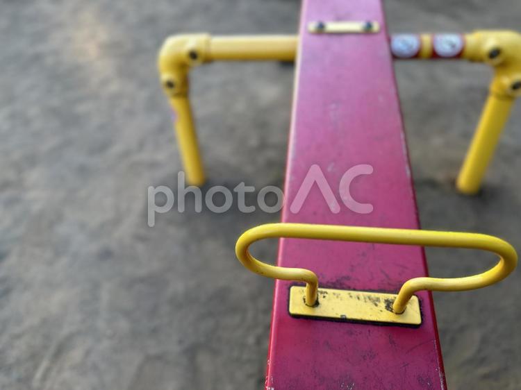 体重は均等じゃないそれが楽しい シーソー,遊具,遊びの写真素材