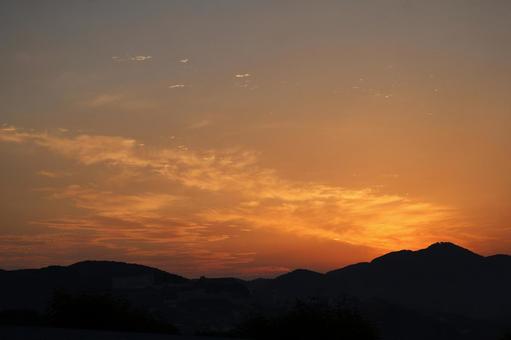 オレンジ色の夕空とシルエットの山と町 オレンジ色の夕空とシルエットの山と町 オレンジ色,夕空,シルエットの写真素材
