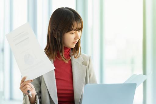 パソコンを使う女性・ビジネスウーマン 女性,パソコン,働くの写真素材