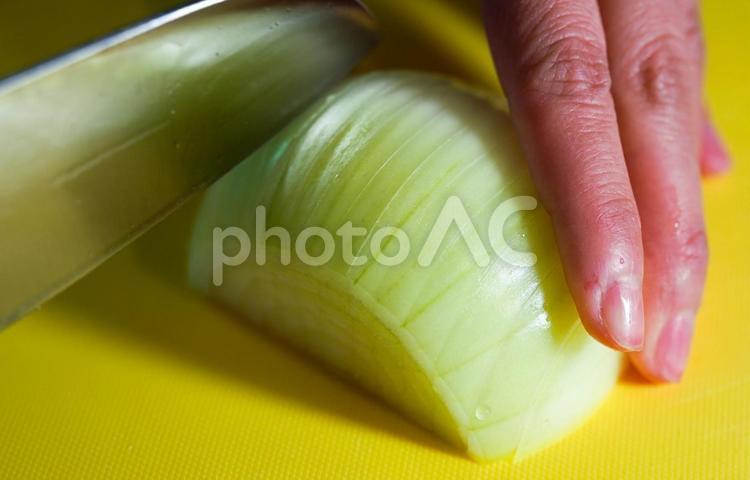 玉ねぎを切る 玉ねぎ,包丁,切るの写真素材