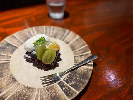 オシャレなカフェのショコラケーキ ショコラケーキ,ケーキ,果物の写真素材