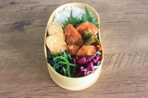 曲げわっぱ弁当(鶏むね・卵焼き) 曲げわっぱ弁当(鶏むね・卵焼き) お弁当,曲げわっぱ,わっぱ弁当の写真素材