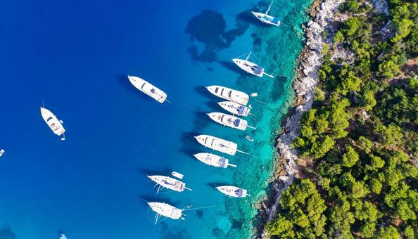 夏の青い海に浮かぶヨット 夏の青い海に浮かぶヨットの写真