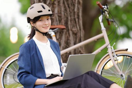 木陰で休む女性ポートレート 人物,女性,20代の写真素材