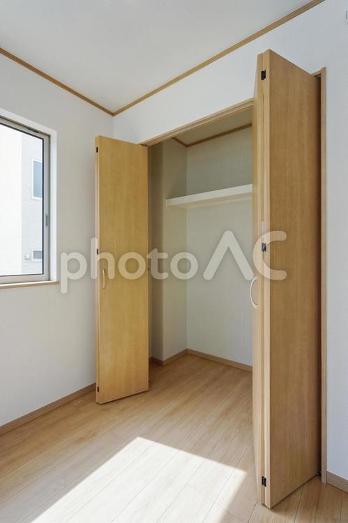 床がフラットで折戸の扉の収納 住宅,住居,家の写真素材