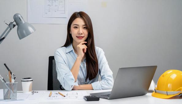 オフィスの若い日本人女性エンジニア オフィスの若い日本人女性エンジニアの写真