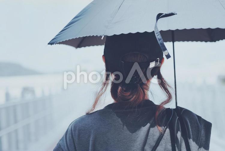 日傘をさし女性の後ろ姿 日傘,さす,日除けの写真素材