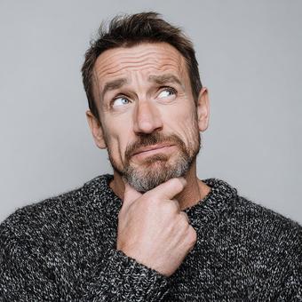 解決策を探しているような男性 解決策を探しているような男性の写真