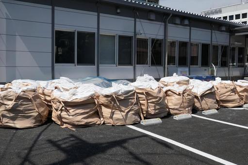 産業廃棄物の入ったフレコンバッグ 産業廃棄物の入ったフレコンバッグの写真