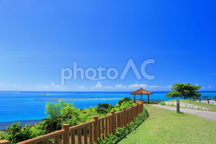 知念岬の東屋を目指す風景 沖縄,知念岬,南城市の写真素材