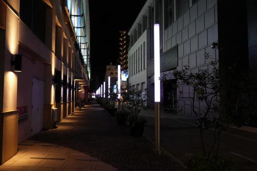 夜の街灯が並ぶ静かな通り 街灯,通り,夜景の写真素材