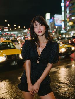 旅行先の夜を楽しむ黒いワンピースの女性 旅行先の夜を楽しむ黒いワンピースの女性の写真