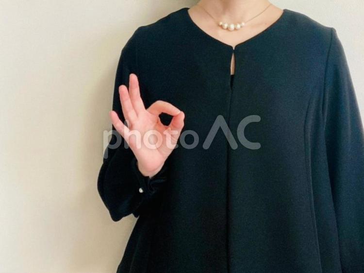 OKサインをする女性（黒フォーマル） ok,女性,マルの写真素材