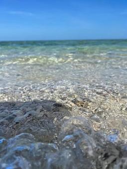 波打ち際の透明な水 波打ち際の透明な水の写真