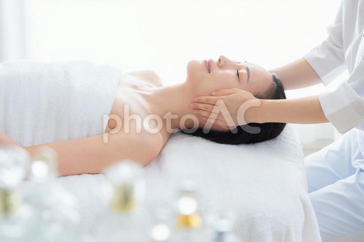 エステを受ける若い女性 エステ,女性,ビューティーの写真素材