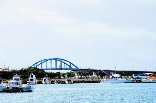 沖縄・石垣港とサザンゲートブリッジ 沖縄・石垣港とサザンゲートブリッジ 石垣島,港湾,サザンゲートブリッジの写真素材