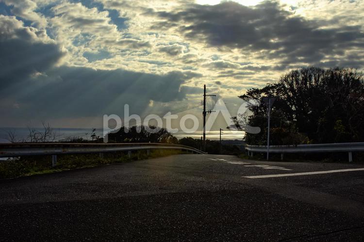 ＜夜明けの五島＞農道と光芒射す海の風景 夜明けの風景,日の出の風景,夜明けの海の写真素材