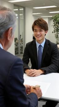 話を聞く男性ビジネスマン 話を聞く男性ビジネスマンの写真