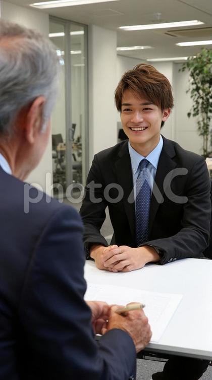 話を聞く男性ビジネスマン ビジネスマン,男性,スーツの写真素材