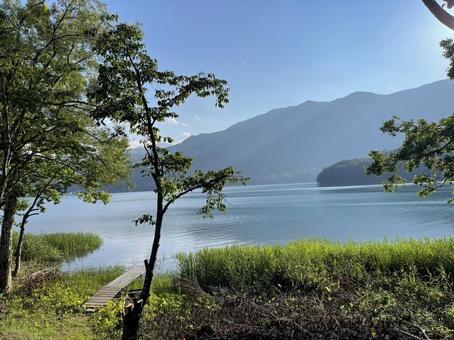 静かな青木湖と小さな桟橋 静かな青木湖と小さな桟橋 青木湖,長野県,大町市の写真素材