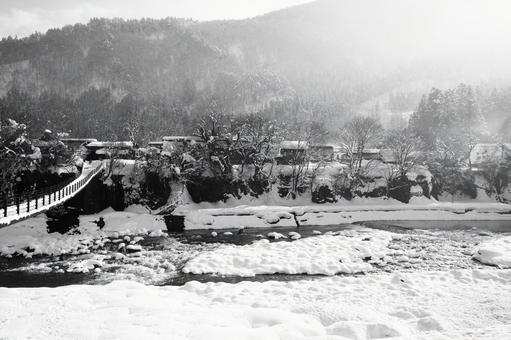 雪の白川郷 雪の白川郷 白黒,橋,吊り橋の写真素材