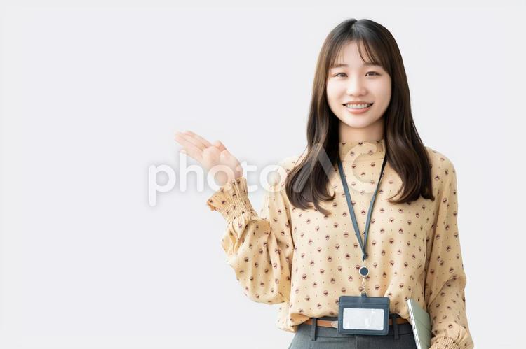 手で案内をする女性・ビジネスウーマン 女性,笑顔,案内の写真素材