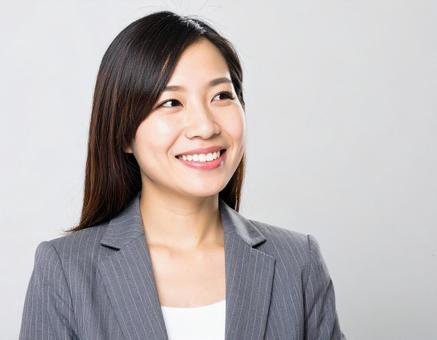 スーツ姿の笑顔の女性 スーツ姿の笑顔の女性の写真
