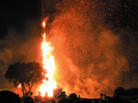 火の粉が噴き出す大かがり火2 火の粉が噴き出す大かがり火2の写真
