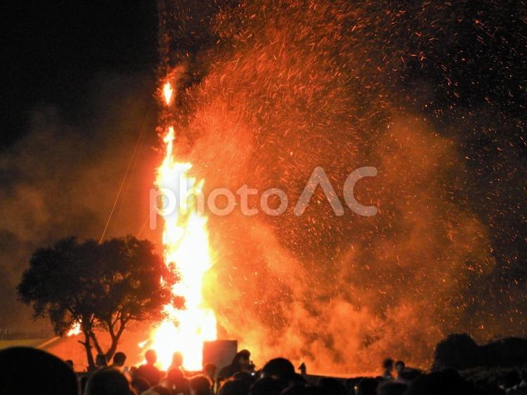 火の粉が噴き出す大かがり火2 大かがり火,かがり火,炎の写真素材