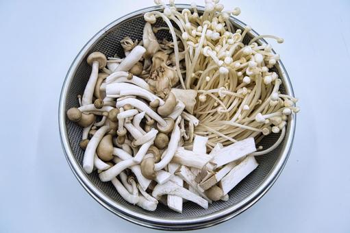 冬のお鍋の具材　きのこ類多め　 鍋,具材,野菜の写真素材