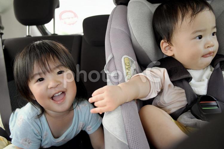 お出かけする子供たち 子供,キッズ,男の子の写真素材