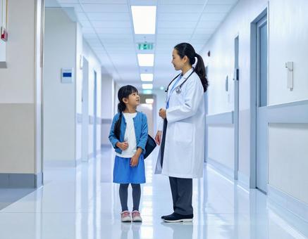 病院の廊下 女の子と話す医師 病院の廊下 女の子と話す医師の写真