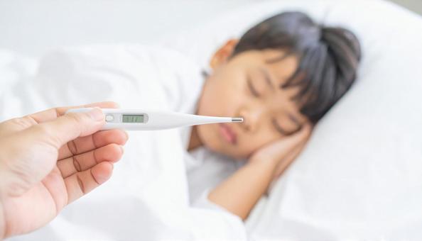 体温計を持つ母親の手と体調不良の子供 体温計を持つ母親の手と体調不良の子供の写真