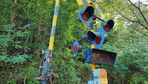 旧国鉄篠ノ井線廃線敷遊歩道 旧国鉄篠ノ井線廃線敷遊歩道 踏切,廃線,遊歩道の写真素材
