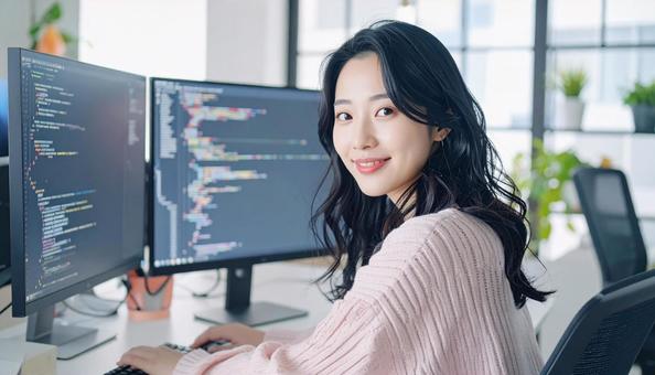 プログラミングをする女性エンジニア プログラミングをする女性エンジニアの写真