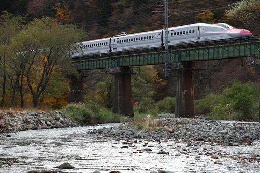 田沢湖線を走る秋田新幹線こまち 鉄道風景,景色,鉄道の写真素材
