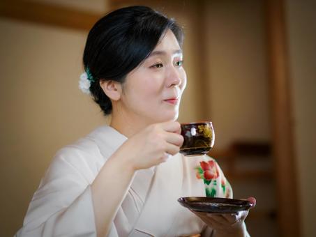 33:お茶をいただく着物の女性 33:お茶をいただく着物の女性 着物,おもてなし,コーヒーブレイクの写真素材