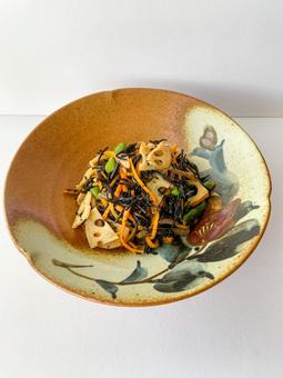 お皿に盛り付けたひじきの煮物 お皿に盛り付けたひじきの煮物 食事,おかず,ひじきの写真素材