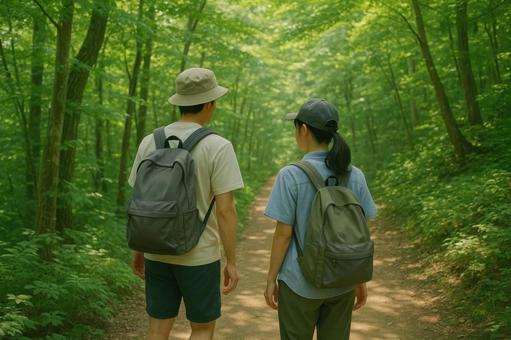 夏山を歩くカップル 夏山を歩くカップルの写真