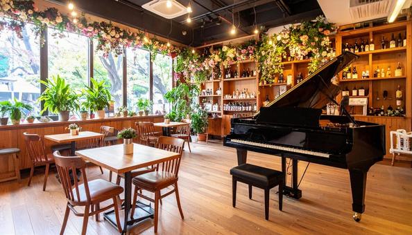 ピアノが置かれたカフェ店内 ピアノが置かれたカフェ店内の写真
