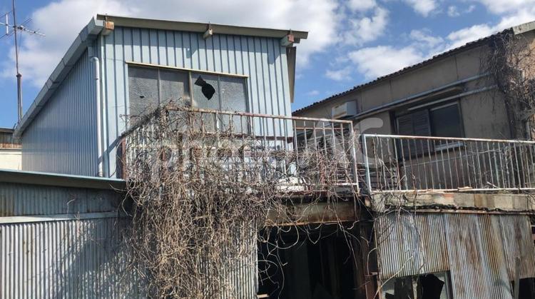 割れた窓と錆びた廃墟の工場-Ⅱ 割れた窓と錆びた廃墟の工場-Ⅱ 廃墟,工場,トタンの写真素材