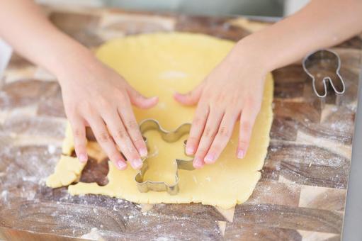 型抜きをする子どもの手元のアップ クッキー,生地,型抜きの写真素材