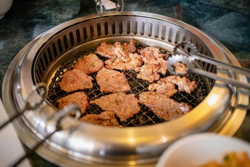 ロースターで焼肉 ロースターで焼肉の写真