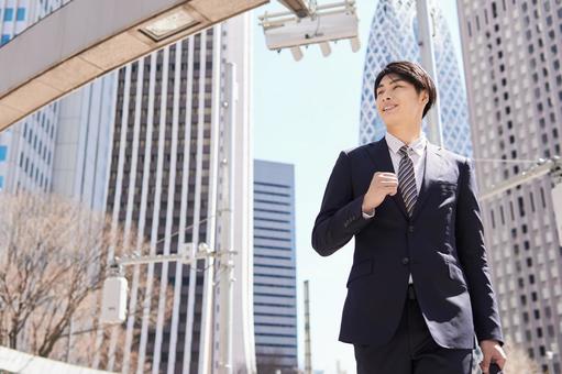 Japanese male businessman walking dashingly in the office district, nouvel employé, un homme, un homme d'affaires, JPG